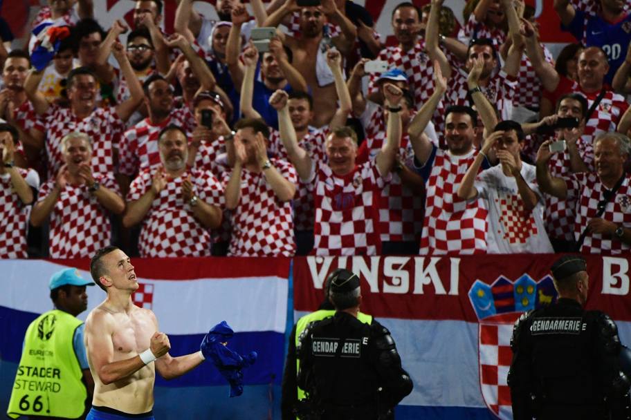 I tifosi croati festeggiano Perisic. Afp